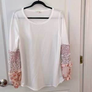 Women’s BIBI ruffle effect top. Off white with ruffle cheetah print sleeves Sz M